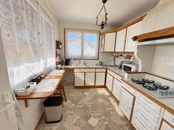 Venez découvrir cette belle maison familiale parfaitement entretenue, offrant de beaux volumes et de nombreuses possibilités d’aménagement, édifiée sur un terrain plat de 648 m² sans vis-à-vis.

La maison développe 117m² habitables, auxquels s’ajoutent une grande buanderie de 16m² et un garage, portant l’ensemble à environ 160 m² au sol. À cela s’ajoute en plus, un véritable chalet indépendant et habitable de 20m².

Au rez-de-chaussée surélevé, vous découvrirez une entrée avec un grand placard, desservant un spacieux double séjour bénéficiant de 2 extérieurs : un balcon d’un côté et une GRANDE TERRASSE d’environ 50 m² de l’autre. Un escalier permet de rejoindre directement le jardin depuis la terrasse.

Ce niveau comprend également une cuisine séparée, une chambre, une salle d’eau ainsi qu’un WC indépendant. Le salon bénéficie d’une climatisation réversible.

Depuis le séjour, un escalier dessert actuellement le rez-de-jardin. Il est possible de repositionner cet accès au niveau de l’entrée, comme dans la configuration d’origine, permettant ainsi d’optimiser l’espace du séjour et de récupérer une pièce supplémentaire.

Au rez-de-jardin, accessible depuis l’intérieur mais également par une entrée indépendante ou par le garage, vous trouverez 3 chambres supplémentaires, une salle d’eau, un WC indépendant, une grande buanderie de 16,71 m² ainsi qu’un grand garage.

À l’extérieur, vous profiterez d’un agréable jardin plat et sans vis-à-vis, dans lequel se trouve un chalet indépendant de 20m² habitables avec salle d’eau et wc, équipé d’une climatisation réversible.

Déjà utilisé en location de type Airbnb, cet espace constitue un véritable atout : logement d’appoint pour recevoir famille et amis, espace pour un adolescent, bureau indépendant, télétravail ou activité professionnelle.

Les + de la maison:

117,57 m² habitables + buanderie de 16 m² + garage + chalet habitable de 20m²
• Environ 160 m² au sol pour la maison, garage et buanderie compris ( sans le chalet)
• Terrain plat de 648 m² sans vis-à-vis
• 4 chambres, avec possibilité d’aménagement supplémentaire
• Grande terrasse d’environ 50 m² avec accès direct au jardin
• Chalet indépendant et climatisé de 20 m²
• Toiture refaite il y a seulement 3 ans
• Fenêtres en double vitrage
• Climatisation réversible dans le salon
• Grand garage et grande buanderie
• Maison très bien entretenue

À savoir:
La maison dispose actuellement d’un chauffage au fioul, en parfait état de fonctionnement. Pour les acquéreurs souhaitant améliorer les performances énergétiques du bien, le remplacement de ce système par une pompe à chaleur pourra être conseillé à l’avenir.

Une maison familiale aux volumes généreux, proposant 117m² habitables et environ 160 m² au sol avec ses espaces annexes, auxquels vient s’ajouter un chalet indépendant de 20m² habitables, le tout sur un très bel extérieur sans vis-à-vis.