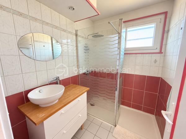 Venez découvrir cette belle maison familiale parfaitement entretenue, offrant de beaux volumes et de nombreuses possibilités d’aménagement, édifiée sur un terrain plat de 648 m² sans vis-à-vis.

La maison développe 117m² habitables, auxquels s’ajoutent une grande buanderie de 16m² et un garage, portant l’ensemble à environ 160 m² au sol. À cela s’ajoute en plus, un véritable chalet indépendant et habitable de 20m².

Au rez-de-chaussée surélevé, vous découvrirez une entrée avec un grand placard, desservant un spacieux double séjour bénéficiant de 2 extérieurs : un balcon d’un côté et une GRANDE TERRASSE d’environ 50 m² de l’autre. Un escalier permet de rejoindre directement le jardin depuis la terrasse.

Ce niveau comprend également une cuisine séparée, une chambre, une salle d’eau ainsi qu’un WC indépendant. Le salon bénéficie d’une climatisation réversible.

Depuis le séjour, un escalier dessert actuellement le rez-de-jardin. Il est possible de repositionner cet accès au niveau de l’entrée, comme dans la configuration d’origine, permettant ainsi d’optimiser l’espace du séjour et de récupérer une pièce supplémentaire.

Au rez-de-jardin, accessible depuis l’intérieur mais également par une entrée indépendante ou par le garage, vous trouverez 3 chambres supplémentaires, une salle d’eau, un WC indépendant, une grande buanderie de 16,71 m² ainsi qu’un grand garage.

À l’extérieur, vous profiterez d’un agréable jardin plat et sans vis-à-vis, dans lequel se trouve un chalet indépendant de 20m² habitables avec salle d’eau et wc, équipé d’une climatisation réversible.

Déjà utilisé en location de type Airbnb, cet espace constitue un véritable atout : logement d’appoint pour recevoir famille et amis, espace pour un adolescent, bureau indépendant, télétravail ou activité professionnelle.

Les + de la maison:

117,57 m² habitables + buanderie de 16 m² + garage + chalet habitable de 20m²
• Environ 160 m² au sol pour la maison, garage et buanderie compris ( sans le chalet)
• Terrain plat de 648 m² sans vis-à-vis
• 4 chambres, avec possibilité d’aménagement supplémentaire
• Grande terrasse d’environ 50 m² avec accès direct au jardin
• Chalet indépendant et climatisé de 20 m²
• Toiture refaite il y a seulement 3 ans
• Fenêtres en double vitrage
• Climatisation réversible dans le salon
• Grand garage et grande buanderie
• Maison très bien entretenue

À savoir:
La maison dispose actuellement d’un chauffage au fioul, en parfait état de fonctionnement. Pour les acquéreurs souhaitant améliorer les performances énergétiques du bien, le remplacement de ce système par une pompe à chaleur pourra être conseillé à l’avenir.

Une maison familiale aux volumes généreux, proposant 117m² habitables et environ 160 m² au sol avec ses espaces annexes, auxquels vient s’ajouter un chalet indépendant de 20m² habitables, le tout sur un très bel extérieur sans vis-à-vis.
