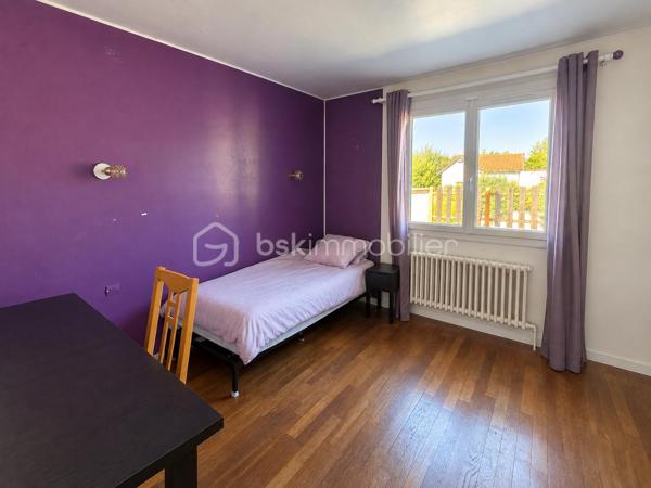 Venez découvrir cette belle maison familiale parfaitement entretenue, offrant de beaux volumes et de nombreuses possibilités d’aménagement, édifiée sur un terrain plat de 648 m² sans vis-à-vis.

La maison développe 117m² habitables, auxquels s’ajoutent une grande buanderie de 16m² et un garage, portant l’ensemble à environ 160 m² au sol. À cela s’ajoute en plus, un véritable chalet indépendant et habitable de 20m².

Au rez-de-chaussée surélevé, vous découvrirez une entrée avec un grand placard, desservant un spacieux double séjour bénéficiant de 2 extérieurs : un balcon d’un côté et une GRANDE TERRASSE d’environ 50 m² de l’autre. Un escalier permet de rejoindre directement le jardin depuis la terrasse.

Ce niveau comprend également une cuisine séparée, une chambre, une salle d’eau ainsi qu’un WC indépendant. Le salon bénéficie d’une climatisation réversible.

Depuis le séjour, un escalier dessert actuellement le rez-de-jardin. Il est possible de repositionner cet accès au niveau de l’entrée, comme dans la configuration d’origine, permettant ainsi d’optimiser l’espace du séjour et de récupérer une pièce supplémentaire.

Au rez-de-jardin, accessible depuis l’intérieur mais également par une entrée indépendante ou par le garage, vous trouverez 3 chambres supplémentaires, une salle d’eau, un WC indépendant, une grande buanderie de 16,71 m² ainsi qu’un grand garage.

À l’extérieur, vous profiterez d’un agréable jardin plat et sans vis-à-vis, dans lequel se trouve un chalet indépendant de 20m² habitables avec salle d’eau et wc, équipé d’une climatisation réversible.

Déjà utilisé en location de type Airbnb, cet espace constitue un véritable atout : logement d’appoint pour recevoir famille et amis, espace pour un adolescent, bureau indépendant, télétravail ou activité professionnelle.

Les + de la maison:

117,57 m² habitables + buanderie de 16 m² + garage + chalet habitable de 20m²
• Environ 160 m² au sol pour la maison, garage et buanderie compris ( sans le chalet)
• Terrain plat de 648 m² sans vis-à-vis
• 4 chambres, avec possibilité d’aménagement supplémentaire
• Grande terrasse d’environ 50 m² avec accès direct au jardin
• Chalet indépendant et climatisé de 20 m²
• Toiture refaite il y a seulement 3 ans
• Fenêtres en double vitrage
• Climatisation réversible dans le salon
• Grand garage et grande buanderie
• Maison très bien entretenue

À savoir:
La maison dispose actuellement d’un chauffage au fioul, en parfait état de fonctionnement. Pour les acquéreurs souhaitant améliorer les performances énergétiques du bien, le remplacement de ce système par une pompe à chaleur pourra être conseillé à l’avenir.

Une maison familiale aux volumes généreux, proposant 117m² habitables et environ 160 m² au sol avec ses espaces annexes, auxquels vient s’ajouter un chalet indépendant de 20m² habitables, le tout sur un très bel extérieur sans vis-à-vis.