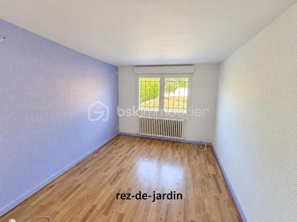 Venez découvrir cette belle maison familiale parfaitement entretenue, offrant de beaux volumes et de nombreuses possibilités d’aménagement, édifiée sur un terrain plat de 648 m² sans vis-à-vis.

La maison développe 117m² habitables, auxquels s’ajoutent une grande buanderie de 16m² et un garage, portant l’ensemble à environ 160 m² au sol. À cela s’ajoute en plus, un véritable chalet indépendant et habitable de 20m².

Au rez-de-chaussée surélevé, vous découvrirez une entrée avec un grand placard, desservant un spacieux double séjour bénéficiant de 2 extérieurs : un balcon d’un côté et une GRANDE TERRASSE d’environ 50 m² de l’autre. Un escalier permet de rejoindre directement le jardin depuis la terrasse.

Ce niveau comprend également une cuisine séparée, une chambre, une salle d’eau ainsi qu’un WC indépendant. Le salon bénéficie d’une climatisation réversible.

Depuis le séjour, un escalier dessert actuellement le rez-de-jardin. Il est possible de repositionner cet accès au niveau de l’entrée, comme dans la configuration d’origine, permettant ainsi d’optimiser l’espace du séjour et de récupérer une pièce supplémentaire.

Au rez-de-jardin, accessible depuis l’intérieur mais également par une entrée indépendante ou par le garage, vous trouverez 3 chambres supplémentaires, une salle d’eau, un WC indépendant, une grande buanderie de 16,71 m² ainsi qu’un grand garage.

À l’extérieur, vous profiterez d’un agréable jardin plat et sans vis-à-vis, dans lequel se trouve un chalet indépendant de 20m² habitables avec salle d’eau et wc, équipé d’une climatisation réversible.

Déjà utilisé en location de type Airbnb, cet espace constitue un véritable atout : logement d’appoint pour recevoir famille et amis, espace pour un adolescent, bureau indépendant, télétravail ou activité professionnelle.

Les + de la maison:

117,57 m² habitables + buanderie de 16 m² + garage + chalet habitable de 20m²
• Environ 160 m² au sol pour la maison, garage et buanderie compris ( sans le chalet)
• Terrain plat de 648 m² sans vis-à-vis
• 4 chambres, avec possibilité d’aménagement supplémentaire
• Grande terrasse d’environ 50 m² avec accès direct au jardin
• Chalet indépendant et climatisé de 20 m²
• Toiture refaite il y a seulement 3 ans
• Fenêtres en double vitrage
• Climatisation réversible dans le salon
• Grand garage et grande buanderie
• Maison très bien entretenue

À savoir:
La maison dispose actuellement d’un chauffage au fioul, en parfait état de fonctionnement. Pour les acquéreurs souhaitant améliorer les performances énergétiques du bien, le remplacement de ce système par une pompe à chaleur pourra être conseillé à l’avenir.

Une maison familiale aux volumes généreux, proposant 117m² habitables et environ 160 m² au sol avec ses espaces annexes, auxquels vient s’ajouter un chalet indépendant de 20m² habitables, le tout sur un très bel extérieur sans vis-à-vis.