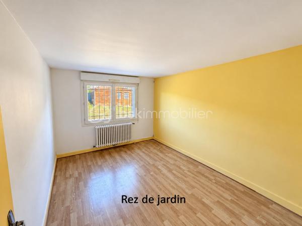 Venez découvrir cette belle maison familiale parfaitement entretenue, offrant de beaux volumes et de nombreuses possibilités d’aménagement, édifiée sur un terrain plat de 648 m² sans vis-à-vis.

La maison développe 117m² habitables, auxquels s’ajoutent une grande buanderie de 16m² et un garage, portant l’ensemble à environ 160 m² au sol. À cela s’ajoute en plus, un véritable chalet indépendant et habitable de 20m².

Au rez-de-chaussée surélevé, vous découvrirez une entrée avec un grand placard, desservant un spacieux double séjour bénéficiant de 2 extérieurs : un balcon d’un côté et une GRANDE TERRASSE d’environ 50 m² de l’autre. Un escalier permet de rejoindre directement le jardin depuis la terrasse.

Ce niveau comprend également une cuisine séparée, une chambre, une salle d’eau ainsi qu’un WC indépendant. Le salon bénéficie d’une climatisation réversible.

Depuis le séjour, un escalier dessert actuellement le rez-de-jardin. Il est possible de repositionner cet accès au niveau de l’entrée, comme dans la configuration d’origine, permettant ainsi d’optimiser l’espace du séjour et de récupérer une pièce supplémentaire.

Au rez-de-jardin, accessible depuis l’intérieur mais également par une entrée indépendante ou par le garage, vous trouverez 3 chambres supplémentaires, une salle d’eau, un WC indépendant, une grande buanderie de 16,71 m² ainsi qu’un grand garage.

À l’extérieur, vous profiterez d’un agréable jardin plat et sans vis-à-vis, dans lequel se trouve un chalet indépendant de 20m² habitables avec salle d’eau et wc, équipé d’une climatisation réversible.

Déjà utilisé en location de type Airbnb, cet espace constitue un véritable atout : logement d’appoint pour recevoir famille et amis, espace pour un adolescent, bureau indépendant, télétravail ou activité professionnelle.

Les + de la maison:

117,57 m² habitables + buanderie de 16 m² + garage + chalet habitable de 20m²
• Environ 160 m² au sol pour la maison, garage et buanderie compris ( sans le chalet)
• Terrain plat de 648 m² sans vis-à-vis
• 4 chambres, avec possibilité d’aménagement supplémentaire
• Grande terrasse d’environ 50 m² avec accès direct au jardin
• Chalet indépendant et climatisé de 20 m²
• Toiture refaite il y a seulement 3 ans
• Fenêtres en double vitrage
• Climatisation réversible dans le salon
• Grand garage et grande buanderie
• Maison très bien entretenue

À savoir:
La maison dispose actuellement d’un chauffage au fioul, en parfait état de fonctionnement. Pour les acquéreurs souhaitant améliorer les performances énergétiques du bien, le remplacement de ce système par une pompe à chaleur pourra être conseillé à l’avenir.

Une maison familiale aux volumes généreux, proposant 117m² habitables et environ 160 m² au sol avec ses espaces annexes, auxquels vient s’ajouter un chalet indépendant de 20m² habitables, le tout sur un très bel extérieur sans vis-à-vis.