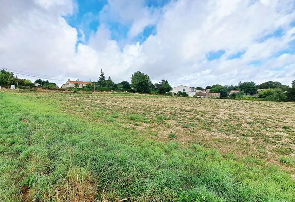 Terrain constructible  de 603m² , viabilisé à Xanton-Chassenon