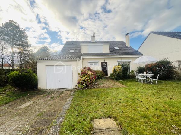 Dans un cadre tranquille et verdoyant dans le quartier Val Fleuri, découvrez cette charmante maison offrant un cadre de vie serein tout en étant proche des commodités urbaines. Avec ses 140 m² habitables, 1 garage, 1 véranda et ses 6 pièces, cette propriété construite en 1976 incarne le confort familial.

Son intérieur chaleureux comprend des espaces de vie généreux : 
Au rez-de-chaussée de chaussée vous trouverez une chambre parentale avec sa salle d'eau, 1 WC indépendant une cuisine équipée aménagée, un salon et salle à manger avec sa cheminée insert, ainsi qu'un cellier pouvant y accueillir également une buanderie,  

A l'étage un couloir desservant 3 chambres, 1 salle de bain, 1 WC indépendant et un grenier pouvant être aménagé

Profitez de votre terrasse et du jardin pour des moments de détente en extérieur sans vis à vis, ainsi qu'une belle véranda de plus de 15 m2

Bien entretenue, cette maison promet un quotidien agréable.

À proximité, bénéficiez de commerces, écoles, et services essentiels, sans les soucis de copropriété. 
Ne manquez pas cette opportunité unique ! Contactez Stéphanie Visini pour plus d'informations.