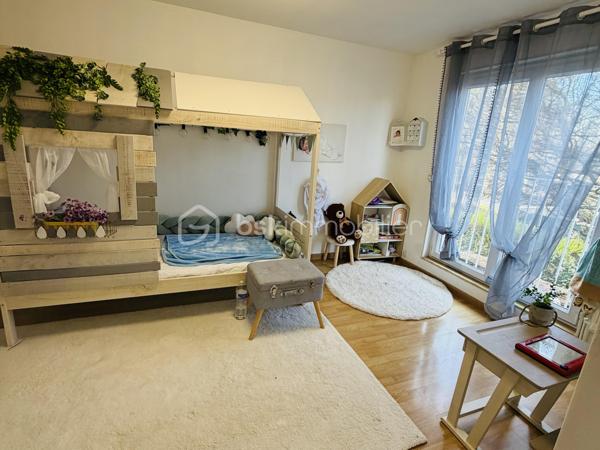 Dans un cadre tranquille et verdoyant dans le quartier Val Fleuri, découvrez cette charmante maison offrant un cadre de vie serein tout en étant proche des commodités urbaines. Avec ses 140 m² habitables, 1 garage, 1 véranda et ses 6 pièces, cette propriété construite en 1976 incarne le confort familial.

Son intérieur chaleureux comprend des espaces de vie généreux : 
Au rez-de-chaussée de chaussée vous trouverez une chambre parentale avec sa salle d'eau, 1 WC indépendant une cuisine équipée aménagée, un salon et salle à manger avec sa cheminée insert, ainsi qu'un cellier pouvant y accueillir également une buanderie,  

A l'étage un couloir desservant 3 chambres, 1 salle de bain, 1 WC indépendant et un grenier pouvant être aménagé

Profitez de votre terrasse et du jardin pour des moments de détente en extérieur sans vis à vis, ainsi qu'une belle véranda de plus de 15 m2

Bien entretenue, cette maison promet un quotidien agréable.

À proximité, bénéficiez de commerces, écoles, et services essentiels, sans les soucis de copropriété. 
Ne manquez pas cette opportunité unique ! Contactez Stéphanie Visini pour plus d'informations.
