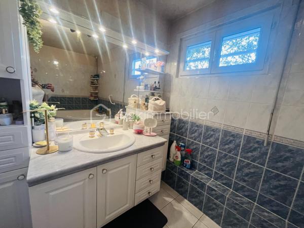 Dans un cadre tranquille et verdoyant dans le quartier Val Fleuri, découvrez cette charmante maison offrant un cadre de vie serein tout en étant proche des commodités urbaines. Avec ses 140 m² habitables, 1 garage, 1 véranda et ses 6 pièces, cette propriété construite en 1976 incarne le confort familial.

Son intérieur chaleureux comprend des espaces de vie généreux : 
Au rez-de-chaussée de chaussée vous trouverez une chambre parentale avec sa salle d'eau, 1 WC indépendant une cuisine équipée aménagée, un salon et salle à manger avec sa cheminée insert, ainsi qu'un cellier pouvant y accueillir également une buanderie,  

A l'étage un couloir desservant 3 chambres, 1 salle de bain, 1 WC indépendant et un grenier pouvant être aménagé

Profitez de votre terrasse et du jardin pour des moments de détente en extérieur sans vis à vis, ainsi qu'une belle véranda de plus de 15 m2

Bien entretenue, cette maison promet un quotidien agréable.

À proximité, bénéficiez de commerces, écoles, et services essentiels, sans les soucis de copropriété. 
Ne manquez pas cette opportunité unique ! Contactez Stéphanie Visini pour plus d'informations.