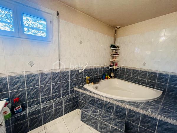 Dans un cadre tranquille et verdoyant dans le quartier Val Fleuri, découvrez cette charmante maison offrant un cadre de vie serein tout en étant proche des commodités urbaines. Avec ses 140 m² habitables, 1 garage, 1 véranda et ses 6 pièces, cette propriété construite en 1976 incarne le confort familial.

Son intérieur chaleureux comprend des espaces de vie généreux : 
Au rez-de-chaussée de chaussée vous trouverez une chambre parentale avec sa salle d'eau, 1 WC indépendant une cuisine équipée aménagée, un salon et salle à manger avec sa cheminée insert, ainsi qu'un cellier pouvant y accueillir également une buanderie,  

A l'étage un couloir desservant 3 chambres, 1 salle de bain, 1 WC indépendant et un grenier pouvant être aménagé

Profitez de votre terrasse et du jardin pour des moments de détente en extérieur sans vis à vis, ainsi qu'une belle véranda de plus de 15 m2

Bien entretenue, cette maison promet un quotidien agréable.

À proximité, bénéficiez de commerces, écoles, et services essentiels, sans les soucis de copropriété. 
Ne manquez pas cette opportunité unique ! Contactez Stéphanie Visini pour plus d'informations.