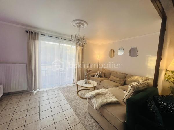 Dans un cadre tranquille et verdoyant dans le quartier Val Fleuri, découvrez cette charmante maison offrant un cadre de vie serein tout en étant proche des commodités urbaines. Avec ses 140 m² habitables, 1 garage, 1 véranda et ses 6 pièces, cette propriété construite en 1976 incarne le confort familial.

Son intérieur chaleureux comprend des espaces de vie généreux : 
Au rez-de-chaussée de chaussée vous trouverez une chambre parentale avec sa salle d'eau, 1 WC indépendant une cuisine équipée aménagée, un salon et salle à manger avec sa cheminée insert, ainsi qu'un cellier pouvant y accueillir également une buanderie,  

A l'étage un couloir desservant 3 chambres, 1 salle de bain, 1 WC indépendant et un grenier pouvant être aménagé

Profitez de votre terrasse et du jardin pour des moments de détente en extérieur sans vis à vis, ainsi qu'une belle véranda de plus de 15 m2

Bien entretenue, cette maison promet un quotidien agréable.

À proximité, bénéficiez de commerces, écoles, et services essentiels, sans les soucis de copropriété. 
Ne manquez pas cette opportunité unique ! Contactez Stéphanie Visini pour plus d'informations.