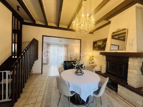 Dans un cadre tranquille et verdoyant dans le quartier Val Fleuri, découvrez cette charmante maison offrant un cadre de vie serein tout en étant proche des commodités urbaines. Avec ses 140 m² habitables, 1 garage, 1 véranda et ses 6 pièces, cette propriété construite en 1976 incarne le confort familial.

Son intérieur chaleureux comprend des espaces de vie généreux : 
Au rez-de-chaussée de chaussée vous trouverez une chambre parentale avec sa salle d'eau, 1 WC indépendant une cuisine équipée aménagée, un salon et salle à manger avec sa cheminée insert, ainsi qu'un cellier pouvant y accueillir également une buanderie,  

A l'étage un couloir desservant 3 chambres, 1 salle de bain, 1 WC indépendant et un grenier pouvant être aménagé

Profitez de votre terrasse et du jardin pour des moments de détente en extérieur sans vis à vis, ainsi qu'une belle véranda de plus de 15 m2

Bien entretenue, cette maison promet un quotidien agréable.

À proximité, bénéficiez de commerces, écoles, et services essentiels, sans les soucis de copropriété. 
Ne manquez pas cette opportunité unique ! Contactez Stéphanie Visini pour plus d'informations.