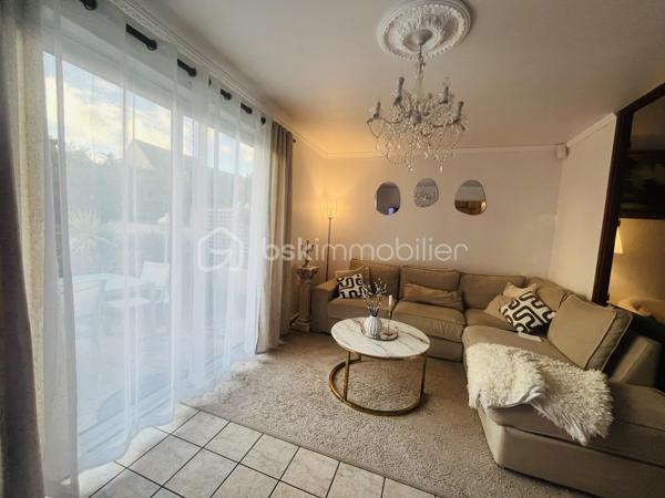 Dans un cadre tranquille et verdoyant dans le quartier Val Fleuri, découvrez cette charmante maison offrant un cadre de vie serein tout en étant proche des commodités urbaines. Avec ses 140 m² habitables, 1 garage, 1 véranda et ses 6 pièces, cette propriété construite en 1976 incarne le confort familial.

Son intérieur chaleureux comprend des espaces de vie généreux : 
Au rez-de-chaussée de chaussée vous trouverez une chambre parentale avec sa salle d'eau, 1 WC indépendant une cuisine équipée aménagée, un salon et salle à manger avec sa cheminée insert, ainsi qu'un cellier pouvant y accueillir également une buanderie,  

A l'étage un couloir desservant 3 chambres, 1 salle de bain, 1 WC indépendant et un grenier pouvant être aménagé

Profitez de votre terrasse et du jardin pour des moments de détente en extérieur sans vis à vis, ainsi qu'une belle véranda de plus de 15 m2

Bien entretenue, cette maison promet un quotidien agréable.

À proximité, bénéficiez de commerces, écoles, et services essentiels, sans les soucis de copropriété. 
Ne manquez pas cette opportunité unique ! Contactez Stéphanie Visini pour plus d'informations.