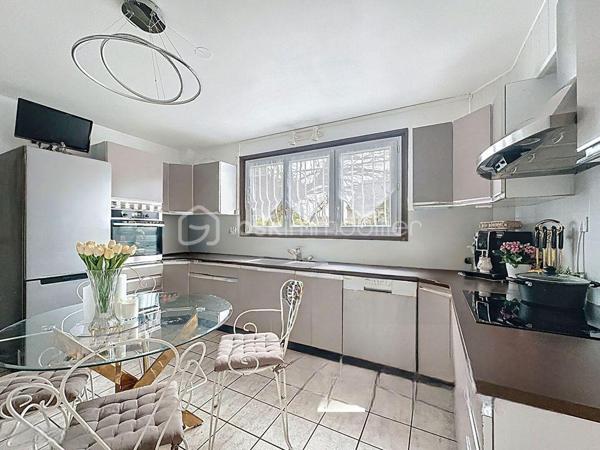 Dans un cadre tranquille et verdoyant dans le quartier Val Fleuri, découvrez cette charmante maison offrant un cadre de vie serein tout en étant proche des commodités urbaines. Avec ses 140 m² habitables, 1 garage, 1 véranda et ses 6 pièces, cette propriété construite en 1976 incarne le confort familial.

Son intérieur chaleureux comprend des espaces de vie généreux : 
Au rez-de-chaussée de chaussée vous trouverez une chambre parentale avec sa salle d'eau, 1 WC indépendant une cuisine équipée aménagée, un salon et salle à manger avec sa cheminée insert, ainsi qu'un cellier pouvant y accueillir également une buanderie,  

A l'étage un couloir desservant 3 chambres, 1 salle de bain, 1 WC indépendant et un grenier pouvant être aménagé

Profitez de votre terrasse et du jardin pour des moments de détente en extérieur sans vis à vis, ainsi qu'une belle véranda de plus de 15 m2

Bien entretenue, cette maison promet un quotidien agréable.

À proximité, bénéficiez de commerces, écoles, et services essentiels, sans les soucis de copropriété. 
Ne manquez pas cette opportunité unique ! Contactez Stéphanie Visini pour plus d'informations.
