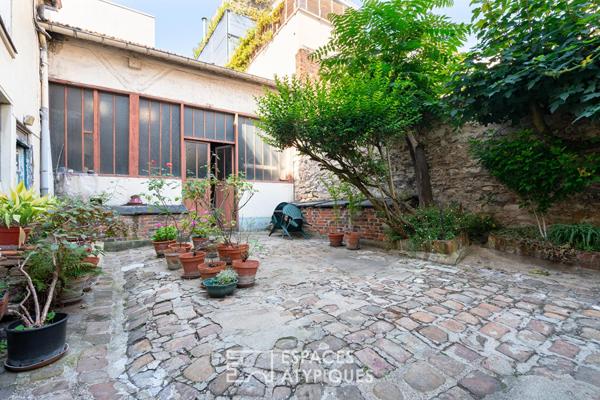 Ensemble immobilier sur une cour pavée à rénover