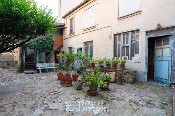 Ensemble immobilier sur une cour pavée à rénover