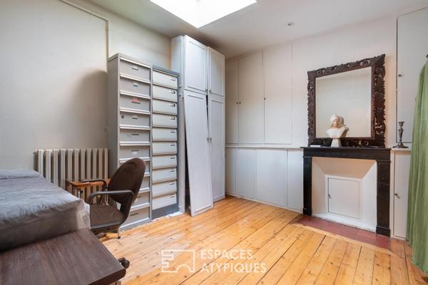 Ensemble immobilier sur une cour pavée à rénover