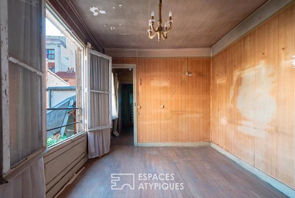 Ensemble immobilier sur une cour pavée à rénover