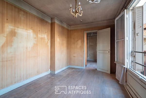 Ensemble immobilier sur une cour pavée à rénover