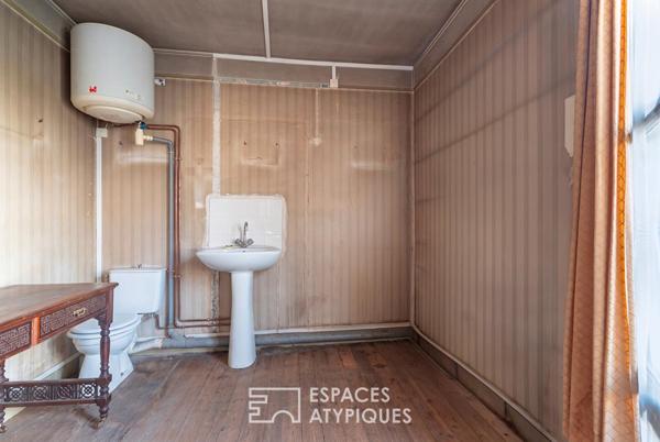 Ensemble immobilier sur une cour pavée à rénover