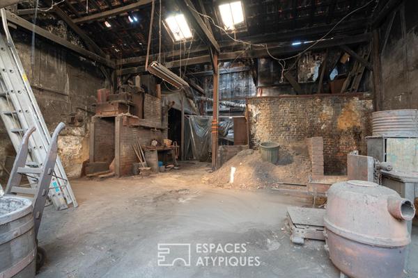 Ensemble immobilier sur une cour pavée à rénover