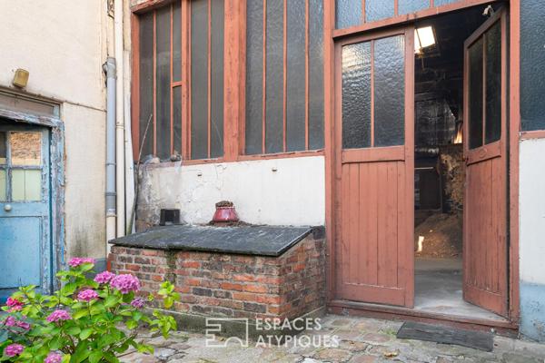 Ensemble immobilier sur une cour pavée à rénover