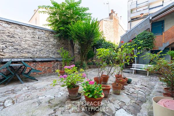 Ensemble immobilier sur une cour pavée à rénover