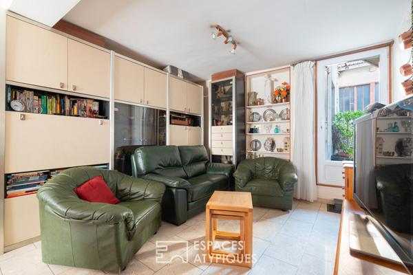 Ensemble immobilier sur une cour pavée à rénover