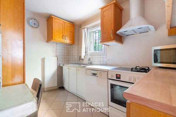 Ensemble immobilier sur une cour pavée à rénover