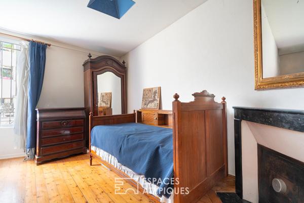 Ensemble immobilier sur une cour pavée à rénover