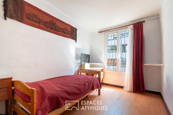 Ensemble immobilier sur une cour pavée à rénover