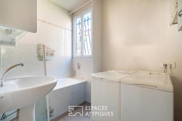 Ensemble immobilier sur une cour pavée à rénover