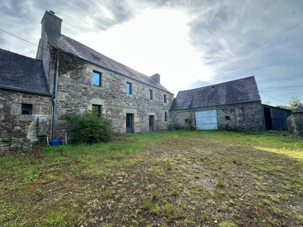 Maison avec hangar et 28 000m² de terrain.