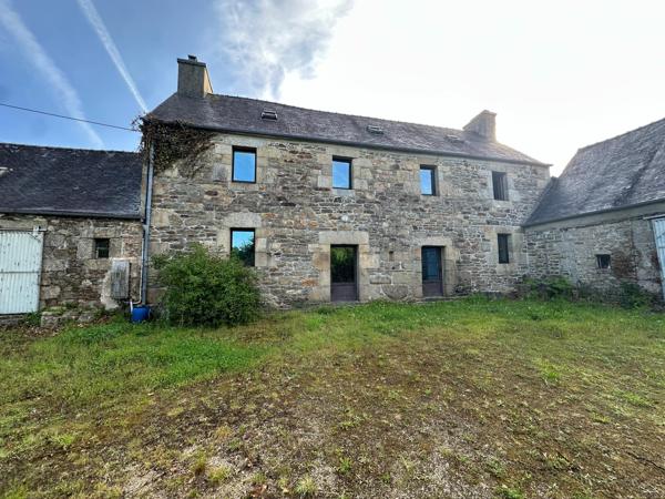 Maison avec hangar et 28 000m² de terrain.