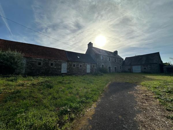 Maison avec hangar et 28 000m² de terrain.