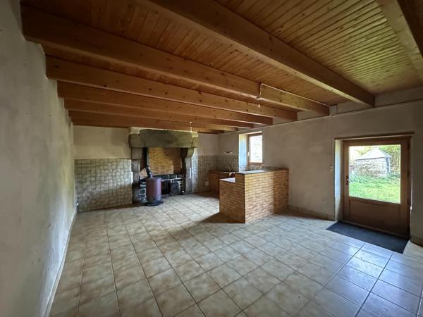 Maison avec hangar et 28 000m² de terrain.