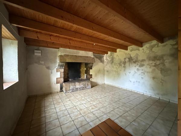 Maison avec hangar et 28 000m² de terrain.