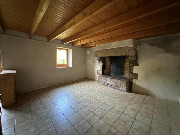 Maison avec hangar et 28 000m² de terrain.