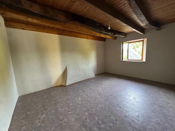Maison avec hangar et 28 000m² de terrain.