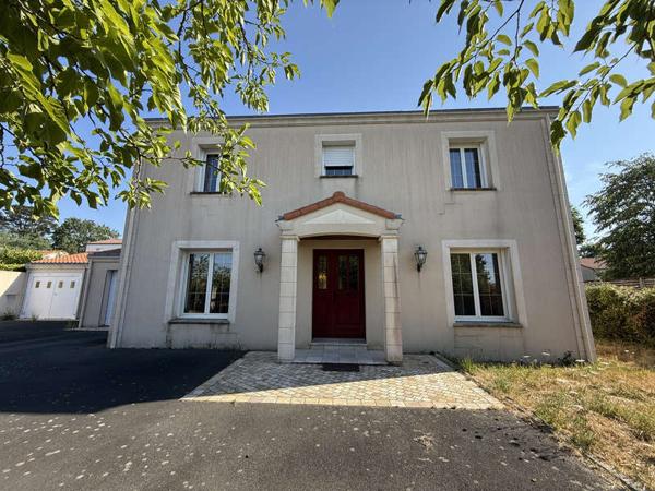 MONTAIGU-VENDEE / Vente Maison 8 Pièces 200 m²