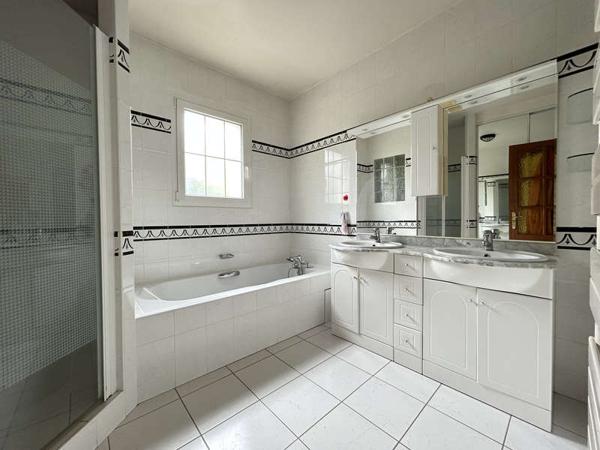 MONTAIGU-VENDEE / Vente Maison 8 Pièces 200 m²