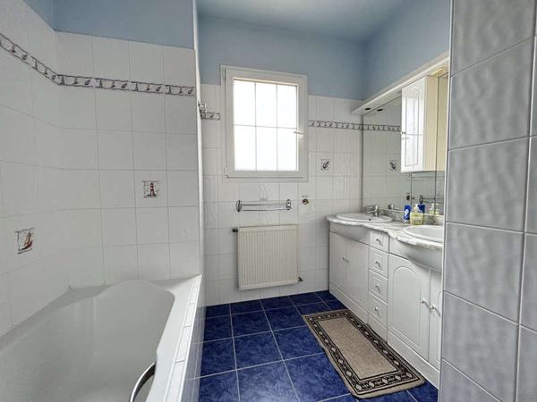 MONTAIGU-VENDEE / Vente Maison 8 Pièces 200 m²