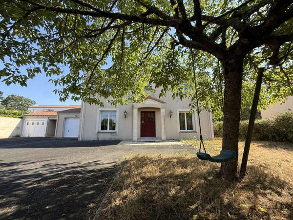 MONTAIGU-VENDEE / Vente Maison 8 Pièces 200 m²