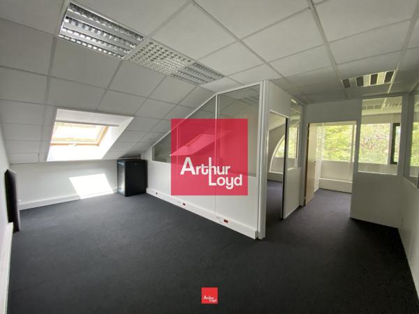Bureaux à louer à Eybens dans parc arboré proche tram et commerces