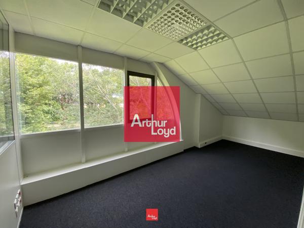 Bureaux à louer à Eybens dans parc arboré proche tram et commerces