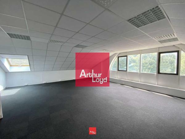 Bureaux à louer à Eybens dans parc arboré proche tram et commerces