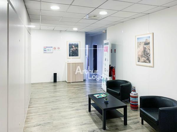 Bâtiment indépendant, bureaux de bonne facture