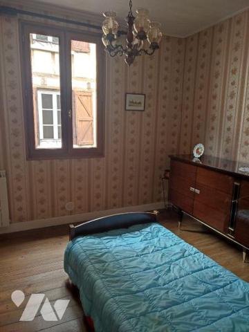 A vendre, à Laroquebrou (CANTAL), une maison de ville comprenant :
-	Au rez de chaussée : une ...