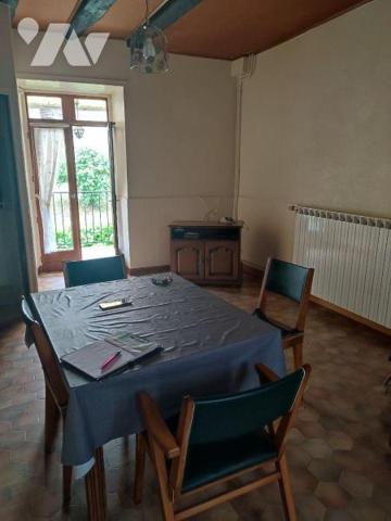 A vendre, à Laroquebrou (CANTAL), une maison de ville comprenant :
-	Au rez de chaussée : une ...