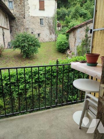 A vendre, à Laroquebrou (CANTAL), une maison de ville comprenant :
-	Au rez de chaussée : une ...