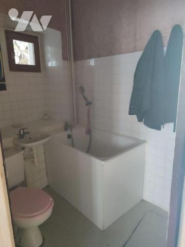 A vendre, à Laroquebrou (CANTAL), une maison de ville comprenant :
-	Au rez de chaussée : une ...