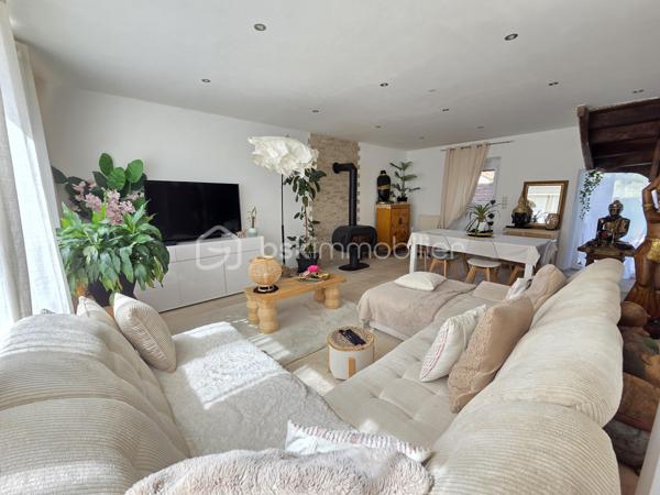 Maison de village de 113 m² avec terrain à Chaulgnes
Amoureux des coins de campagne, bordée par la forêt des Bertranges, située à deux pas des écoles, commerces et commodités de la jolie commune de Chaulgnes, nous vous présentons cette jolie maison de village de 113 m² habitables, implantée sur un terrain de 467 m². Elle propose 4 pièces dont 3 chambres, réparties comme suit : une entrée, un salon, un séjour, un dégagement, un WC, une cuisine, un cellier, un palier, deux chambres, une salle de bains, ainsi qu'une suite parentale avec sa salle d'eau privative.
Dès le rez-de-chaussée, l'entrée dessert un vaste salon-séjour de 37 m², lumineux et parfait pour recevoir. La cuisine aménagée et équipée de 12 m², accompagnée de son cellier attenant de 5 m², offre un espace fonctionnel pour le quotidien. Un dégagement et un WC indépendant complètent ce niveau.
Au premier étage, le palier de 7 m² dessert deux chambres de 10 m² chacune ainsi qu'une salle de bains de 6 m².
Au deuxième étage, une suite parentale de 24 m², avec sa propre salle d'eau, apporte un bel espace d'intimité, idéal pour se ressourcer à l'écart du reste de la maison.
Tous les sols de cette maison sont en travertin (entrée, salon, séjour) ou en carrelage (dégagement, wc, cuisine, cellier) ou encore en parquet (palier, chambres, salle de bains, suite parentale), elle comporte une isolation double vitrage PVC avec volets roulants motorisés, un chauffage au gaz avec une chaudière récente et entretenue ainsi qu'un poêle à bois pour de belles soirées au coin du feu.
Cette maison propose une partie de toiture en ardoise naturelle, une autre en tuiles plates et tuiles mécaniques terre cuite.
Côté extérieur, profitez d'une terrasse ainsi que d'une grande dépendance de 44m²,mais aussi  d'un jardin entretenu, entièrement clôturé, sur un terrain en deux parties pour un total de 467 m².

Les plus de cette maison : son emplacement à Chaulgnes, sa suite parentale indépendante au 2ème étage, son jardin entretenu et clôturé, sa dépendance et la diversité de ses systèmes de chauffage récemment renouvelés.
Des photos supplémentaires sont disponibles sur BSK IMMOBILIER, rubrique Nos conseillers, Olivier FRESLON.
Pour tout renseignement complémentaire ou pour une visite, contactez-moi au 07.62.78.13.13.

Ne passez pas à côté de cette opportunité à Chaulgnes, contactez-moi rapidement pour une visite !