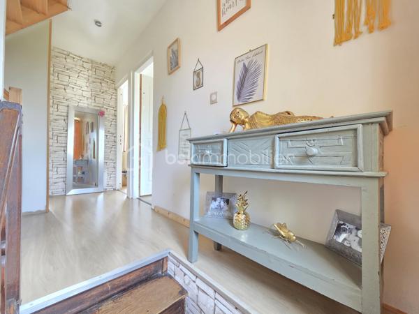Maison de village de 113 m² avec terrain à Chaulgnes
Amoureux des coins de campagne, bordée par la forêt des Bertranges, située à deux pas des écoles, commerces et commodités de la jolie commune de Chaulgnes, nous vous présentons cette jolie maison de village de 113 m² habitables, implantée sur un terrain de 467 m². Elle propose 4 pièces dont 3 chambres, réparties comme suit : une entrée, un salon, un séjour, un dégagement, un WC, une cuisine, un cellier, un palier, deux chambres, une salle de bains, ainsi qu'une suite parentale avec sa salle d'eau privative.
Dès le rez-de-chaussée, l'entrée dessert un vaste salon-séjour de 37 m², lumineux et parfait pour recevoir. La cuisine aménagée et équipée de 12 m², accompagnée de son cellier attenant de 5 m², offre un espace fonctionnel pour le quotidien. Un dégagement et un WC indépendant complètent ce niveau.
Au premier étage, le palier de 7 m² dessert deux chambres de 10 m² chacune ainsi qu'une salle de bains de 6 m².
Au deuxième étage, une suite parentale de 24 m², avec sa propre salle d'eau, apporte un bel espace d'intimité, idéal pour se ressourcer à l'écart du reste de la maison.
Tous les sols de cette maison sont en travertin (entrée, salon, séjour) ou en carrelage (dégagement, wc, cuisine, cellier) ou encore en parquet (palier, chambres, salle de bains, suite parentale), elle comporte une isolation double vitrage PVC avec volets roulants motorisés, un chauffage au gaz avec une chaudière récente et entretenue ainsi qu'un poêle à bois pour de belles soirées au coin du feu.
Cette maison propose une partie de toiture en ardoise naturelle, une autre en tuiles plates et tuiles mécaniques terre cuite.
Côté extérieur, profitez d'une terrasse ainsi que d'une grande dépendance de 44m²,mais aussi  d'un jardin entretenu, entièrement clôturé, sur un terrain en deux parties pour un total de 467 m².

Les plus de cette maison : son emplacement à Chaulgnes, sa suite parentale indépendante au 2ème étage, son jardin entretenu et clôturé, sa dépendance et la diversité de ses systèmes de chauffage récemment renouvelés.
Des photos supplémentaires sont disponibles sur BSK IMMOBILIER, rubrique Nos conseillers, Olivier FRESLON.
Pour tout renseignement complémentaire ou pour une visite, contactez-moi au 07.62.78.13.13.

Ne passez pas à côté de cette opportunité à Chaulgnes, contactez-moi rapidement pour une visite !