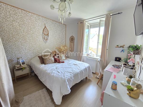 Maison de village de 113 m² avec terrain à Chaulgnes
Amoureux des coins de campagne, bordée par la forêt des Bertranges, située à deux pas des écoles, commerces et commodités de la jolie commune de Chaulgnes, nous vous présentons cette jolie maison de village de 113 m² habitables, implantée sur un terrain de 467 m². Elle propose 4 pièces dont 3 chambres, réparties comme suit : une entrée, un salon, un séjour, un dégagement, un WC, une cuisine, un cellier, un palier, deux chambres, une salle de bains, ainsi qu'une suite parentale avec sa salle d'eau privative.
Dès le rez-de-chaussée, l'entrée dessert un vaste salon-séjour de 37 m², lumineux et parfait pour recevoir. La cuisine aménagée et équipée de 12 m², accompagnée de son cellier attenant de 5 m², offre un espace fonctionnel pour le quotidien. Un dégagement et un WC indépendant complètent ce niveau.
Au premier étage, le palier de 7 m² dessert deux chambres de 10 m² chacune ainsi qu'une salle de bains de 6 m².
Au deuxième étage, une suite parentale de 24 m², avec sa propre salle d'eau, apporte un bel espace d'intimité, idéal pour se ressourcer à l'écart du reste de la maison.
Tous les sols de cette maison sont en travertin (entrée, salon, séjour) ou en carrelage (dégagement, wc, cuisine, cellier) ou encore en parquet (palier, chambres, salle de bains, suite parentale), elle comporte une isolation double vitrage PVC avec volets roulants motorisés, un chauffage au gaz avec une chaudière récente et entretenue ainsi qu'un poêle à bois pour de belles soirées au coin du feu.
Cette maison propose une partie de toiture en ardoise naturelle, une autre en tuiles plates et tuiles mécaniques terre cuite.
Côté extérieur, profitez d'une terrasse ainsi que d'une grande dépendance de 44m²,mais aussi  d'un jardin entretenu, entièrement clôturé, sur un terrain en deux parties pour un total de 467 m².

Les plus de cette maison : son emplacement à Chaulgnes, sa suite parentale indépendante au 2ème étage, son jardin entretenu et clôturé, sa dépendance et la diversité de ses systèmes de chauffage récemment renouvelés.
Des photos supplémentaires sont disponibles sur BSK IMMOBILIER, rubrique Nos conseillers, Olivier FRESLON.
Pour tout renseignement complémentaire ou pour une visite, contactez-moi au 07.62.78.13.13.

Ne passez pas à côté de cette opportunité à Chaulgnes, contactez-moi rapidement pour une visite !